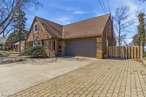 29319 Cresthaven Dr, Willowick, OH 44095
