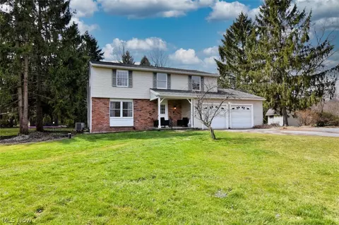 12395 Country Oaks Trl, Chardon, OH 44024