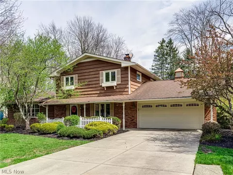 7823 Oakhurst Cir, Brecksville, OH 44141