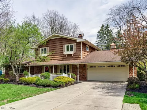 7823 Oakhurst Cir, Brecksville, OH 44141