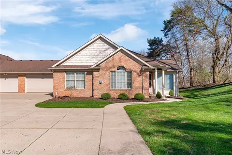 1220 Saint Abigail St SW, Hartville, OH 44632