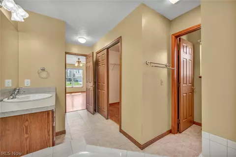 Entry Way - 39896 Hope Ct, Elyria, OH 44035 photo 3 of 4