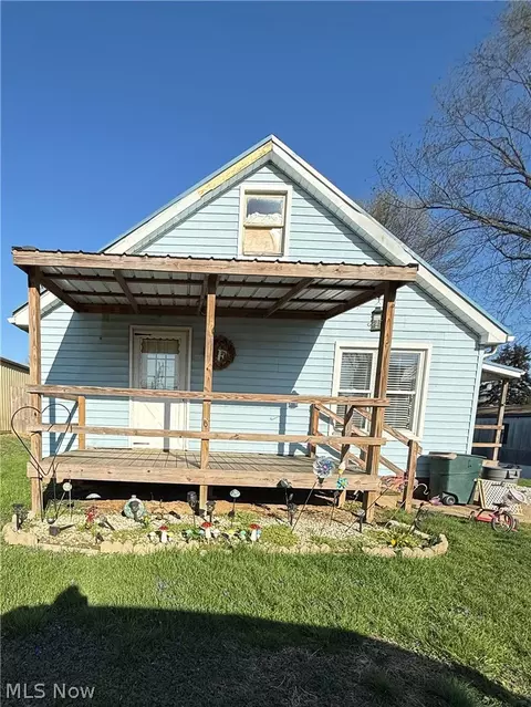 1748 S Lawn Ext, Coshocton, OH 43812