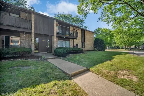 16485 Heather Ln #101, Middleburg Heights, OH 44130