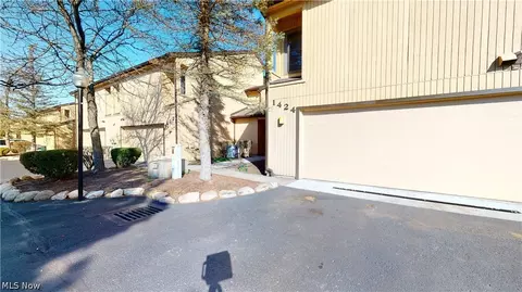 1424 Loop Rd, Kent, OH 44240