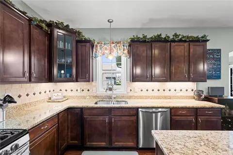 192 Shoreland Cir, Willowick, OH 44095 photo 11