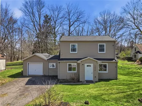 1555 Ambre Dr, Akron, OH 44312