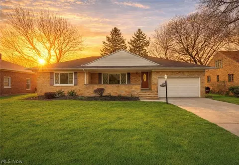 6370 Manchester Rd, Parma, OH 44129