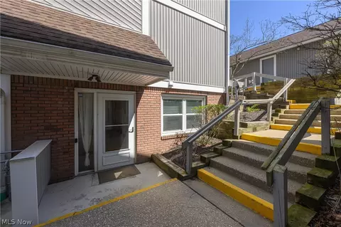 243 Portage Lakes Dr #E, Akron, OH 44319