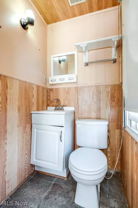 Bath - 860 E 232nd St, Euclid, OH 44123 photo 1 of 2