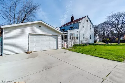 Exterior - 860 E 232nd St, Euclid, OH 44123 photo 3 of 4