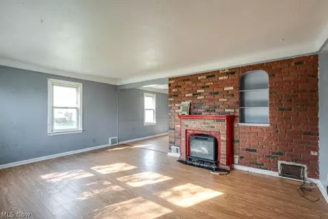 Living - 860 E 232nd St, Euclid, OH 44123 photo 2 of 5