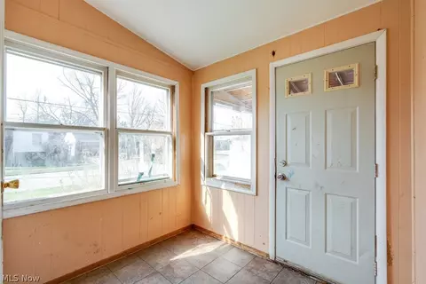 Entry Way - 860 E 232nd St, Euclid, OH 44123 photo 1 of 2