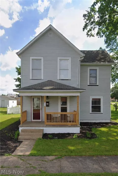 945 Prospect St NW, New Philadelphia, OH 44663