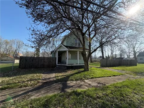 199 Forest St NW, Warren, OH 44483