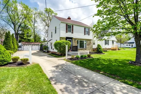 1547 Richmond Rd, Lyndhurst, OH 44124
