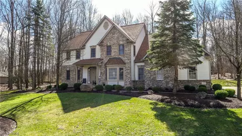11779 Derbyshire Ln, Chagrin Falls, OH 44023