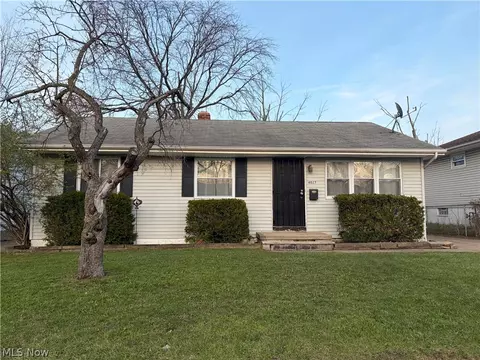 4027 Crest Dr, Cleveland, OH 44109
