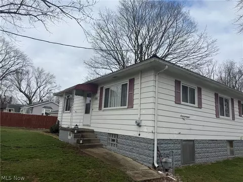 1785 Mohawk Dr, Akron, OH 44306