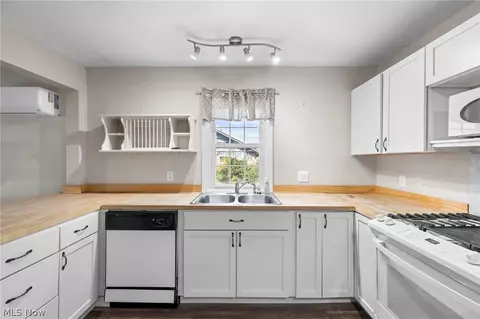 Kitchen - 4633 Farley Dr, Mentor, OH 44060 photo 2 of 3