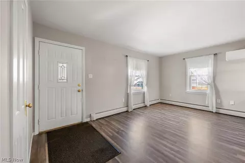 Living - 4633 Farley Dr, Mentor, OH 44060 photo 2 of 4