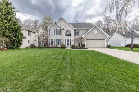 5476 Jacqueline Ln, North Olmsted, OH 44070