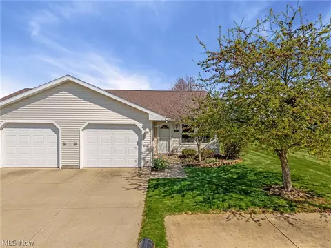 305 Holly Pl, Barberton, OH 44203