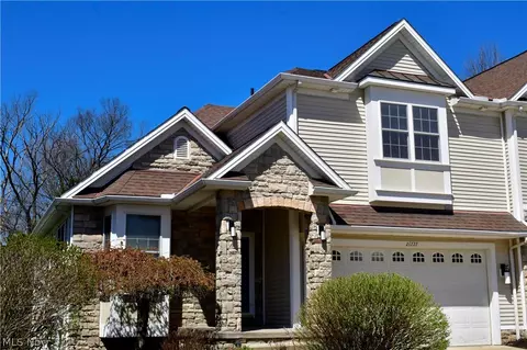 26727 Rue Saint Anne Ct, Warrensville Heights, OH 44128