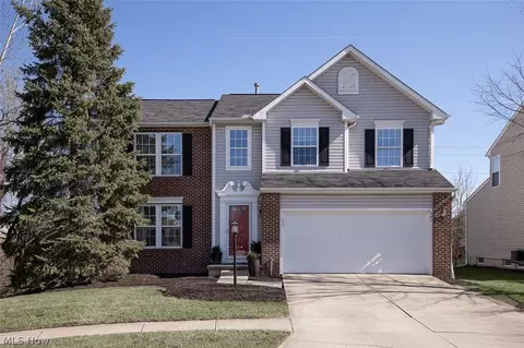 887 Woodfield Ln, Brunswick, OH 44212
