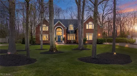 6162 Chagrin Highlands Dr, Solon, OH 44139