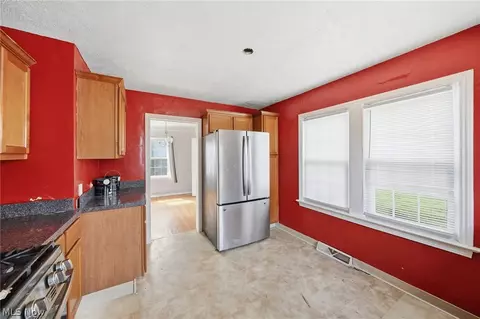 Kitchen - 324 E 248th St, Euclid, OH 44123 photo 2 of 2
