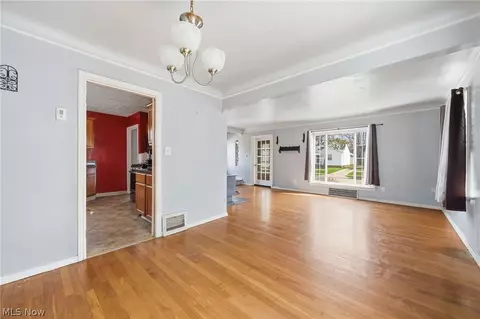 Living - 324 E 248th St, Euclid, OH 44123 photo 3 of 4