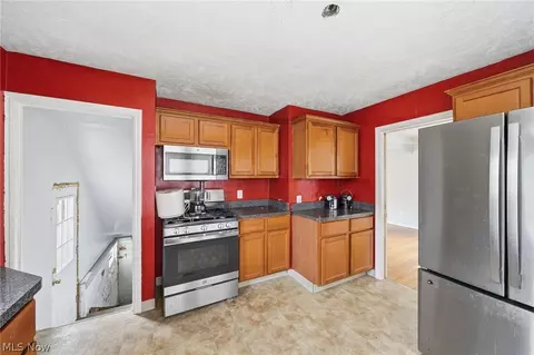 Entry Way - 324 E 248th St, Euclid, OH 44123 photo 1 of 2