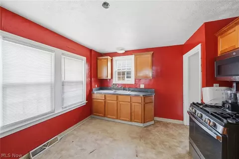 Kitchen - 324 E 248th St, Euclid, OH 44123 photo 1 of 2