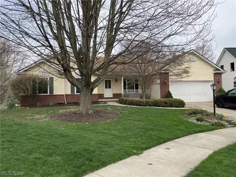 7580 Dover Ln, Parma, OH 44130