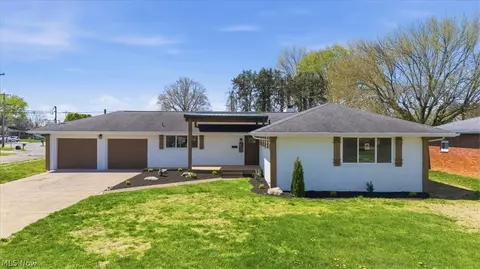 801 Westview Dr, Belpre, OH 45714