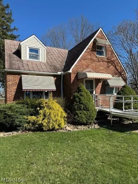 5857 W 54th St, Parma, OH 44129