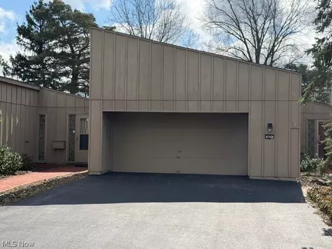 663 Sonora Ct, Berea, OH 44017