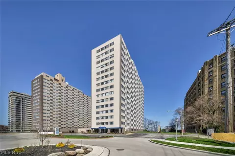 12520 Edgewater Dr #806, Lakewood, OH 44107