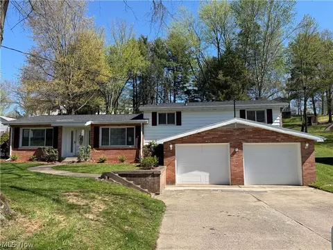 3 Woodland Dr, Vienna, WV 26105
