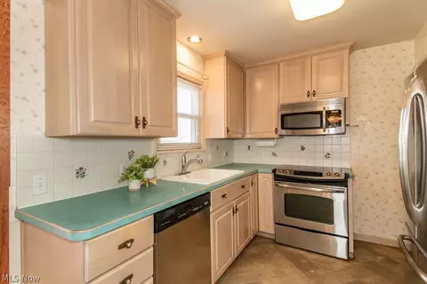 Kitchen - 428 E 274th St, Euclid, OH 44132 photo 1 of 2
