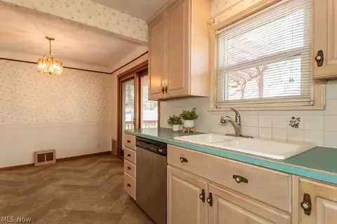 Kitchen - 428 E 274th St, Euclid, OH 44132 photo 2 of 2