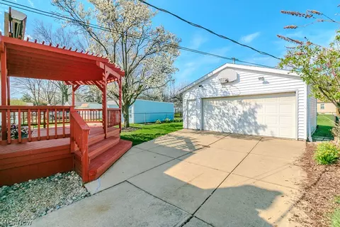 Exterior - 428 E 274th St, Euclid, OH 44132 photo 3 of 8