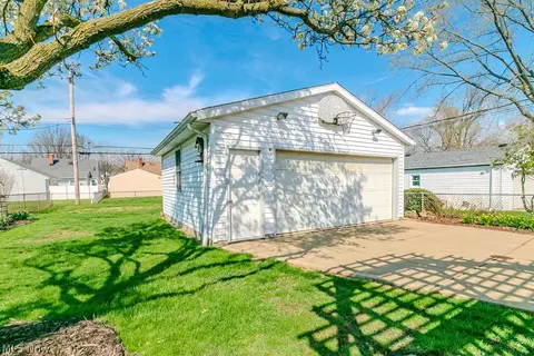 Exterior - 428 E 274th St, Euclid, OH 44132 photo 7 of 8