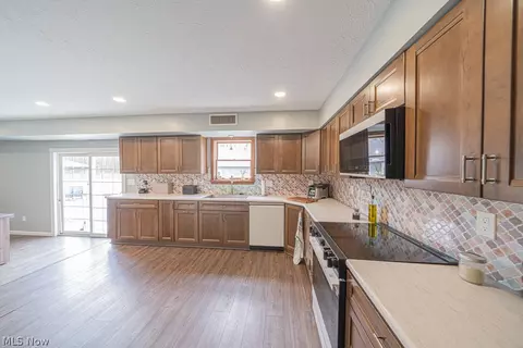 Kitchen - 10396 Dewhurst Rd, Elyria, OH 44035 photo 3 of 4