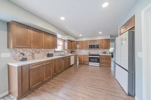 Kitchen - 10396 Dewhurst Rd, Elyria, OH 44035 photo 2 of 4