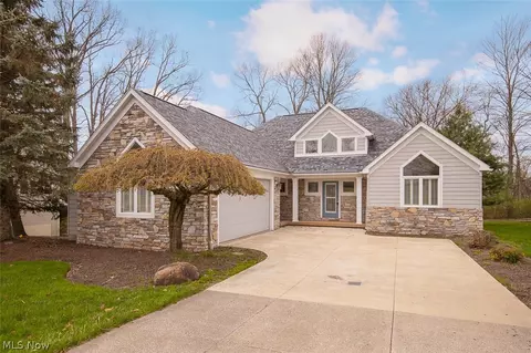 7282 Holzhauer Rd, Sagamore Hills, OH 44067
