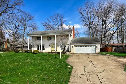 5365 Sampson Dr, Girard, OH 44420