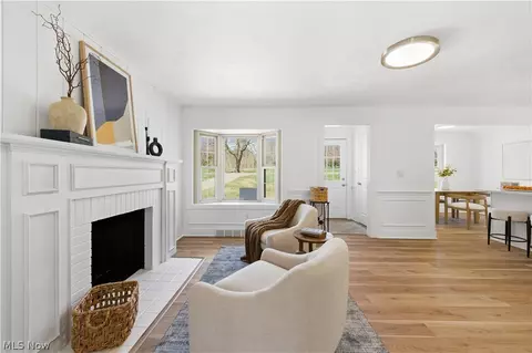 Living - 5606 Mount Everett Rd, Hubbard, OH 44425 photo 5 of 6