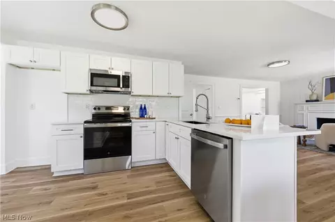 Kitchen - 5606 Mount Everett Rd, Hubbard, OH 44425 photo 2 of 2